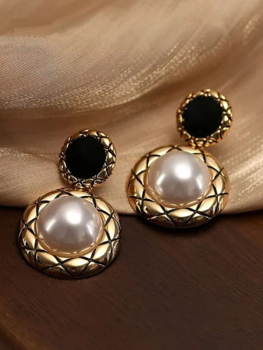 Black & White With White Pearl Earring