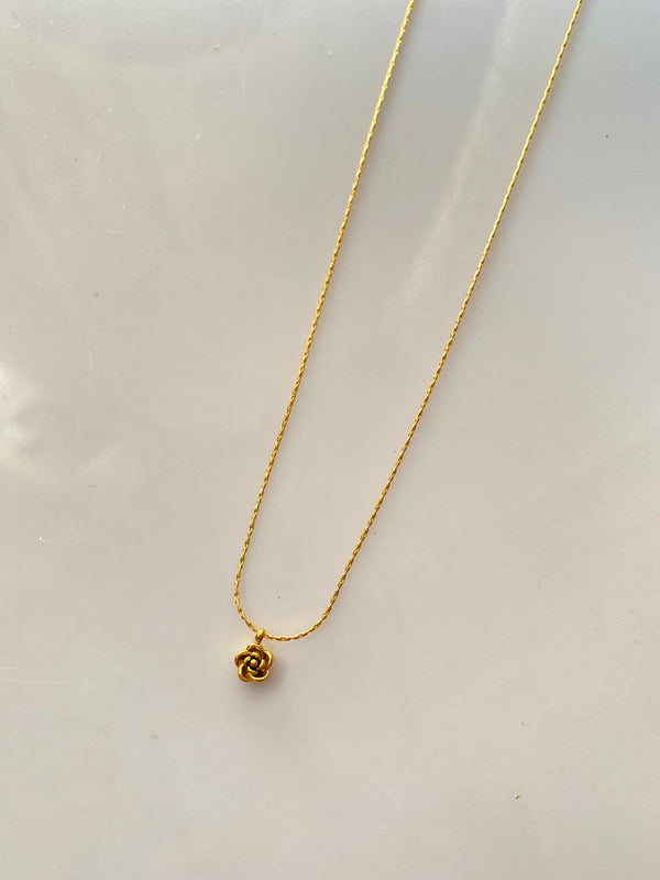 LilyLuxe – 18K Gold-Plated Necklace for Timeless Beauty