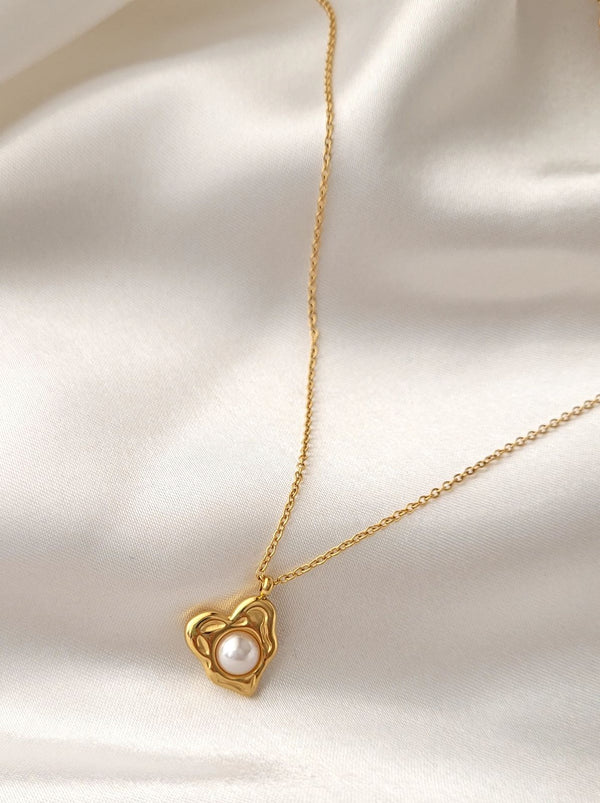 Pearl Glow Heart Necklace – 18K Gold Plated