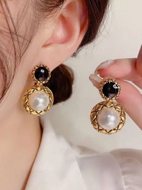 Black & White With White Pearl Earring